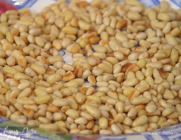 Все кедровые орехи слегка подрумянить на разогретой сковороде, затем отложить 2 ст. ложки орехов, а остальные еще немного поджарить.