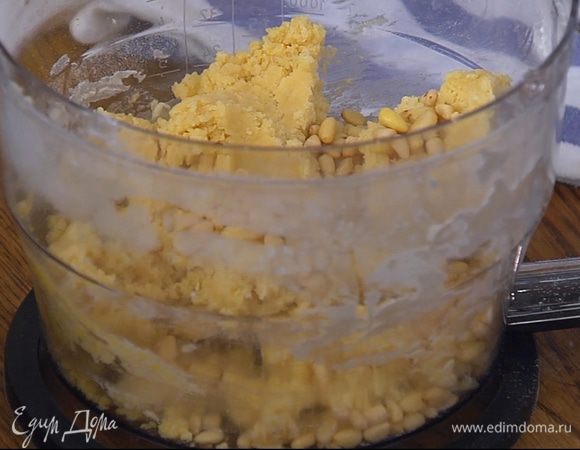 Отложенные 2 ст. ложки орехов полностью остудить, затем добавить в тесто и вымешать руками.