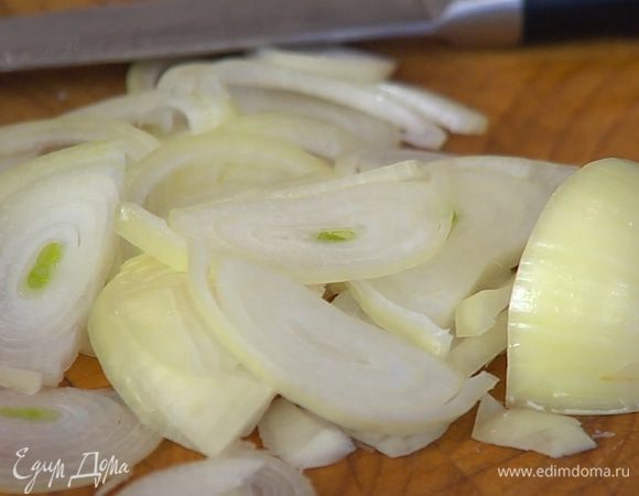 Лук почистить и нарезать тонкими полукольцами.