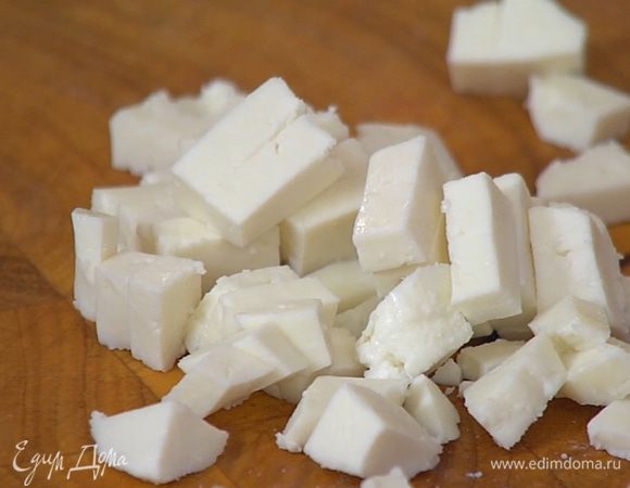 Козий сыр нарезать маленькими кубиками.