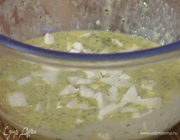 Яйца разбить в глубокую посуду, влить сливки, добавить 2 ст. ложки соуса песто, козий сыр, оставшиеся кедровые орехи, посолить, поперчить и все перемешать.