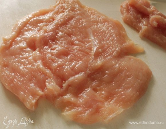 Куриное филе разрезать горизонтально и раскрыть книжкой. Срезать выступающие мелкие кусочки (примерно 100-120 гр) и отложить их в сторону, они пойдут в начинку.