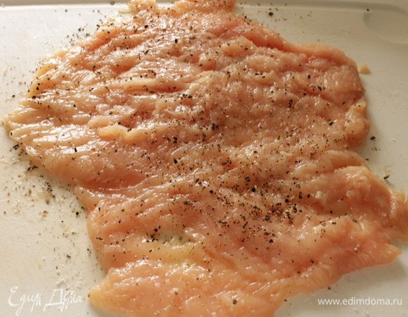 Снять пленку, посолить и поперчить по вкусу, накрыть пленкой и убрать в холодильник.