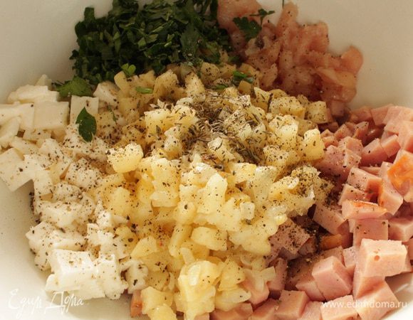 Ветчину и сыр нарезать кубиком, сырое филе, которое мы откладывали, тоже мелко нарезать, добавить хлебные крошки, остывшие яблоки с луком, измельченную зелень петрушки, щепотку сухого тимьяна, молотый перец и немножко соли.