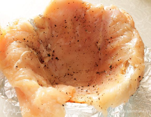 Теперь берем пиалу, выстилаем ее фольгой, оставляя свободные края. Фольгу слегка смазать растительным маслом. Затем выкладываем отбитое филе, руками аккуратно распределяем по дну и стенкам пиалы, филе должно быть с запасом, чтобы можно было закрыть начинку.