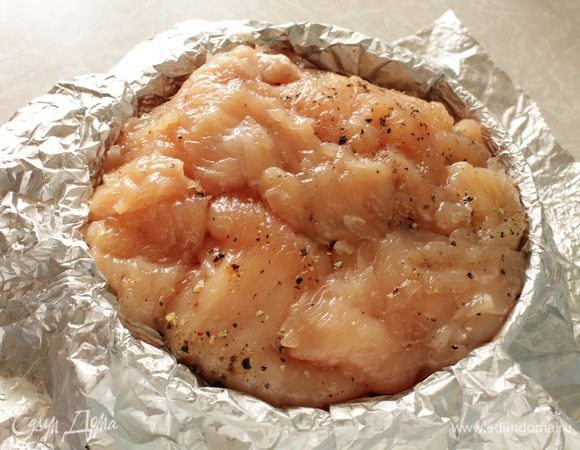 Загибаем края и закрываем начинку. Если краешки коротковаты, можно отбить еще кусочек и так же накрыть начинку.