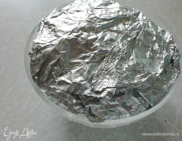 Закрываем фольгой, стараясь, чтобы не было дырочек.