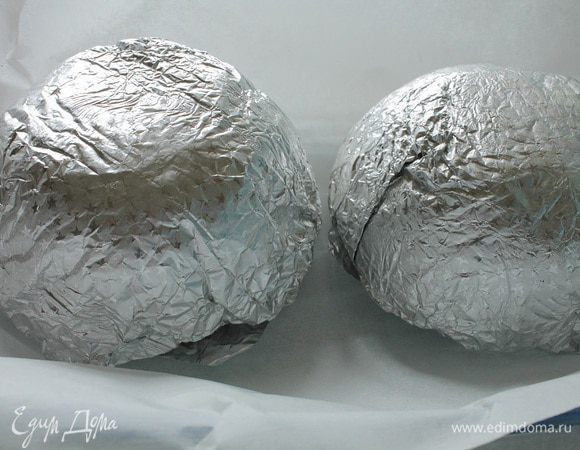 Переворачиваем пиалу и выкладываем нашу заготовку в форму для запекания, выстланную пергаментом.