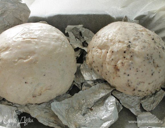 Запекаем в предварительно нагретой духовке при 180 градусах 40 минут.Затем достать из духовки, разорвать фольгу, с помощью кисточки смазать всю поверхность купола сметаной и снова отправить в духовку, чтобы мясо немного подрумянилось.