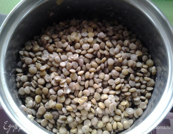 Чечевицу злить водой и оставить на несколько часов. Затем добавить соль и отварить до готовности.