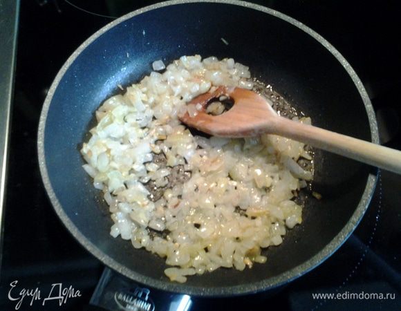 Лук и чеснок мелко порезать, обжарить с 2-я ст. л. оливкового масла до прозрачности  на среднем огне. 