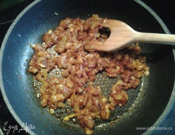 Через минуту добавить томатную пасту. 