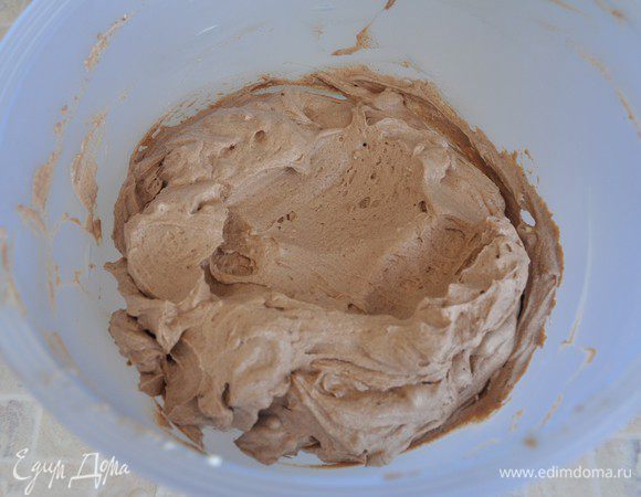 В отдельной миске слегка взбить маскарпоне (комнатной температуры), добавить немного взбитого крема, хорошо перемешать и добавить эту массу в основной крем, еще раз хорошо перемешать. Убрать в холодильник, крем готов – достанем его уже к сборке торта.