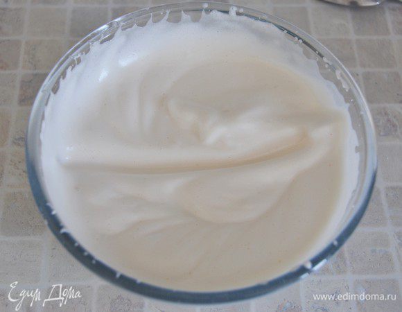 Взбить яйца с сахаром до побеления и увеличения массы в объеме в несколько раз. На это уйдет около 10 минут. На хорошо взбитой массе должен оставаться след от пальчика. 