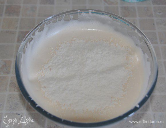За несколько приемов добавить просеянную с разрыхлителем муку. Аккуратно смешать движениями снизу-вверх, чтобы масса осталась воздушной.