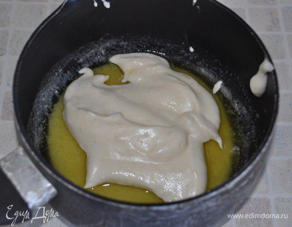 В охлажденную масляно-шоколадную смесь добавить немного теста и...