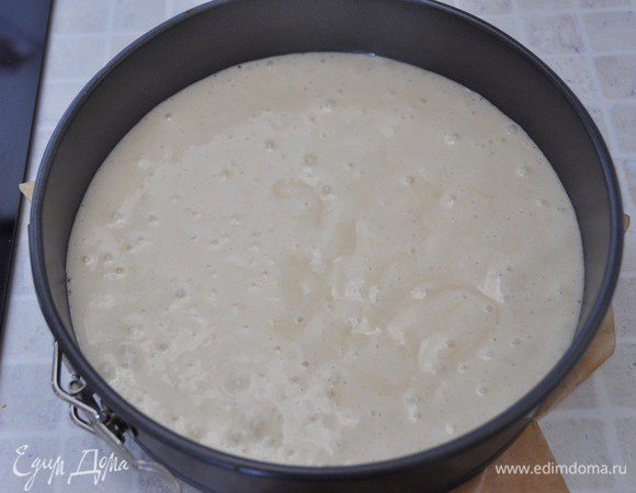 Вылить тесто с маслом в основное тесто, снова аккуратно перемешать, сохраняя воздушность. 
Тесто вылить в форму для выпечки (у меня диаметром 21 см), дно которой застелить бумагой для выпечки. Бока формы ничем не смазывать. Выпекать в разогретой до 180 градусов духовке в течение 20-25 минут. Ориентируйтесь по своей духовке, до пробы на сухую лучинку.