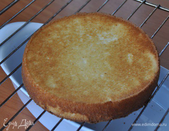 Готовый бисквит на некоторое время оставить в духовке с открытой дверцей, чтобы он не опал. Затем достать форму, пройтись острым ножом вдоль стенок, освободить от формы и полностью остудить на решетке верх дном.