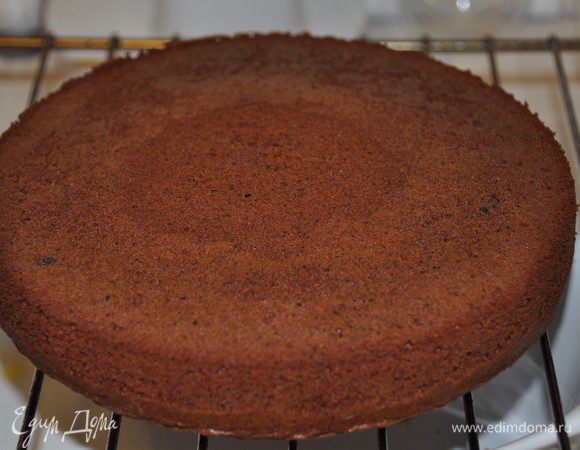 Готовый бисквит немного остудить, затем пройтись острым ножом вдоль стенок формы, снять форму и охладить бисквит на решетке. 
