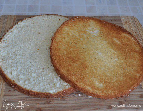 Остывший белый бисквит разрезать вдоль на два коржа.