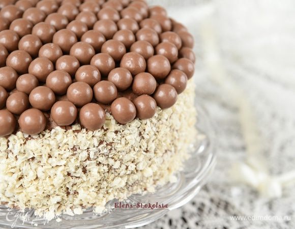 Для украшения выложить конфетки по краю торта по окружности, затем плотно заполняем конфетами всю верхнюю часть торта. Бока обсыпем измельченным  вафельным коржом (я просто покрошила его руками). 