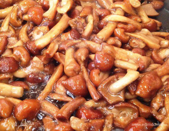 Поджаренный лук переложить в тарелку, в этой же сковороде растопить 1 ст.л. масла и поджарить грибы, посолить и тушить под крышкой на среднем огне минут 20. Лишняя влага должна вытопиться.