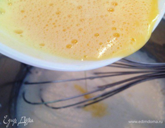 Для соуса в сотейнике вскипятить сливки (обязательно дождаться, чтобы они закипели). Добавить плавленный сливочный сыр, помешивая, добиться, чтобы он полностью расплавился в горячих сливках. Желтки взбить вилкой, добавить две ложки горячей сырной смеси, перемешать и влить полученную массу тонкой струйкой в сотейник с горячей сырной смесью. Взбить все венчиком на медленном огне (минуты 3). Снять с огня. Соус готов.