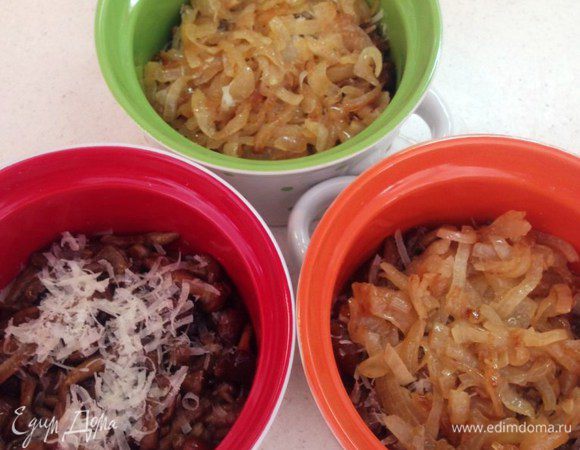 На дно жаропрочных формочек выложить грибы, присыпать тертым твердым сыром (у меня был Пармезан). Поверх грибов выложить лук.