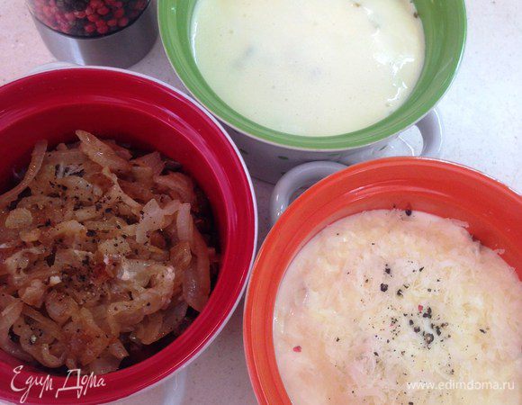 Поперчить. Затем залить соусом и снова присыпать тертым твердым сыром.