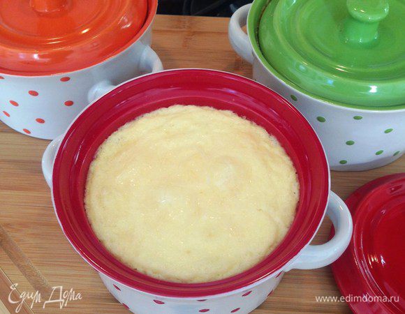 Накрыть крышками (можно и без них), поставить в предварительно нагретый до 190 градусов духовой шкаф. Запекать минут 10-15. Снять крышки и запекать еще минут 10.