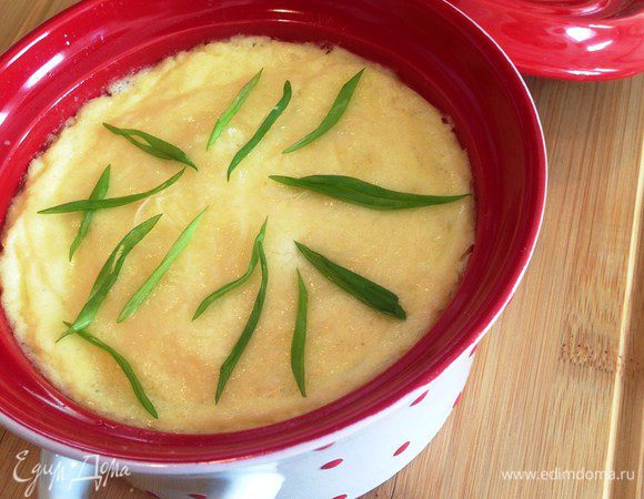 При запекании сыр плавится и сырная масса поднимается. Выглядит очень аппетитно. Подавать в горячем виде, можно украсить зеленью.