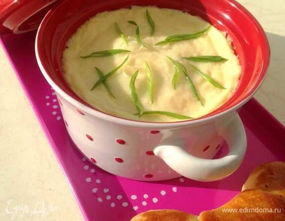 Можно подать свежеиспеченные домашние булочки, они отлично сочетаются с тягучим сырным соусом. Это очень уютное и вкусное блюдо. Приятного аппетита!