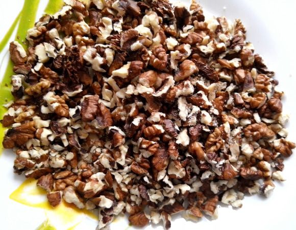 Грецкие орехи порезать крупными кусочками.