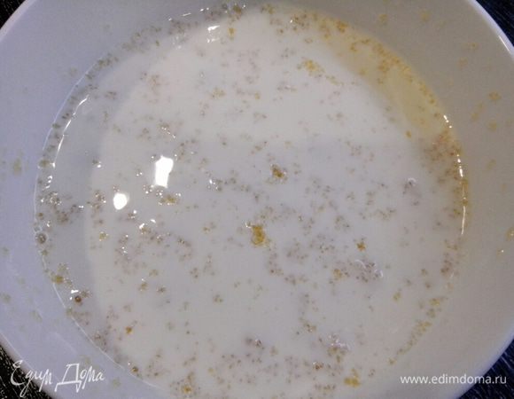 Желатин залить 1 стаканом молока и оставить на 20 минут для набухания.