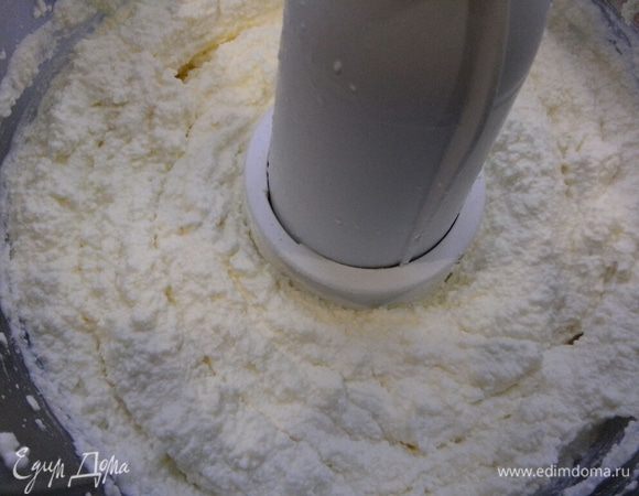 Творог протереть через сито или воспользоваться комбайном.