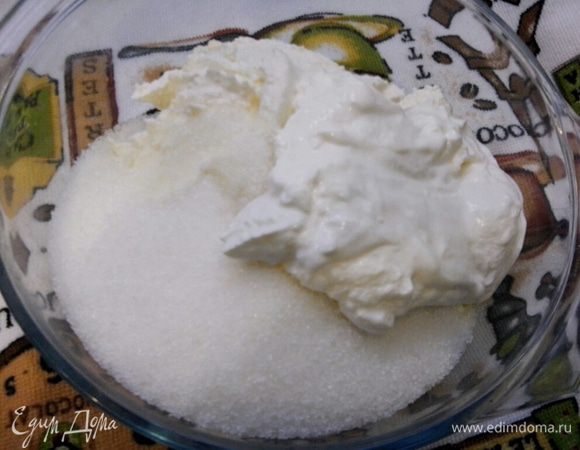Творог смешать с сахаром и сметаной, добавить ванилин.