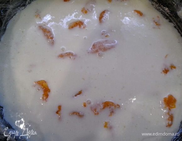 На дно разъемной формы (я выстелила пищевой пленкой) выкладываем кусочки мандарина и заливаем порцией творожной массы.