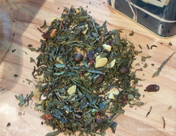 Всё очень просто. Нужно подсушить в духовке или на сухой сковороде миндальные лепестки. 