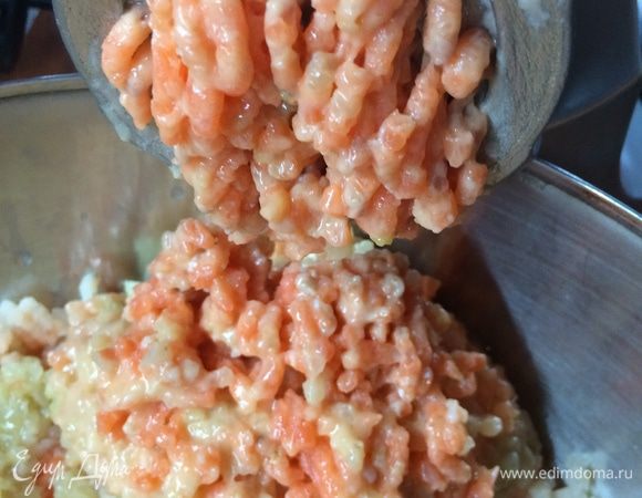 Пропустить в мясорубке филе щуки и лосося.