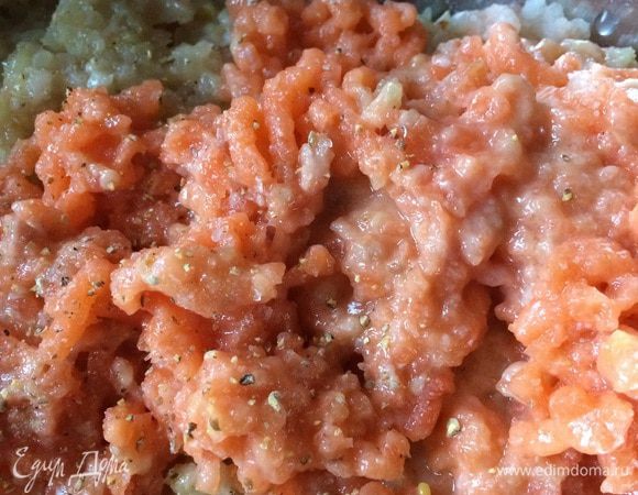 Пропустить через мясорубку остывший лук, солим-перчим. Я белый перец использую, мне так визуально приятней.