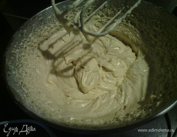 Разогрейте духовку 170°.
В глубокой посуде смешать масло (оно должно быть мягкое), сахар и ванильный сахар до крема. Добавить яйца. В другой посуде смешать муку и разрыхлитель, соединить с масляной массой. Все хорошо перемешать миксером, добавить сливки. Опять все хорошо перемешать. 