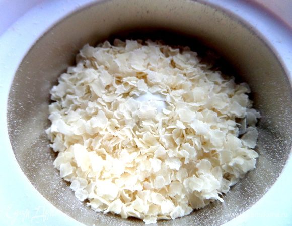 Рисовые хлопья перемолоть на кофемолке или взять готовую рисовую муку.