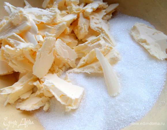 Масло или маргарин растереть с сахаром и ванилью.