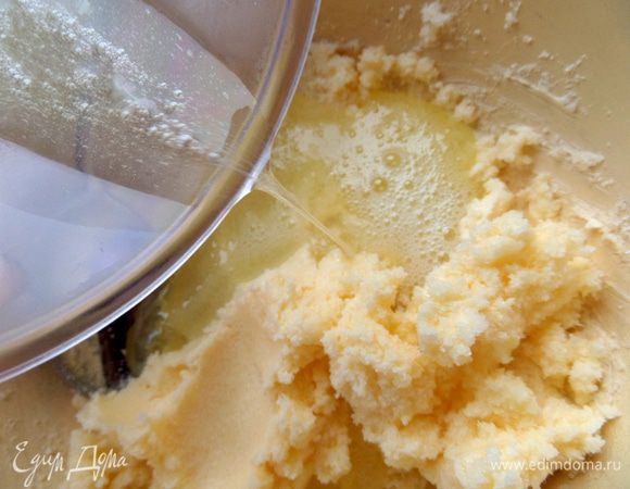 Белки слегка взбить венчиком с солью и влить в масло.
