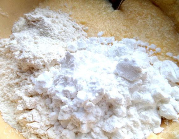 Высыпаем муку двух видов и обязательно крахмал, именно он придаёт хруст вафелькам!