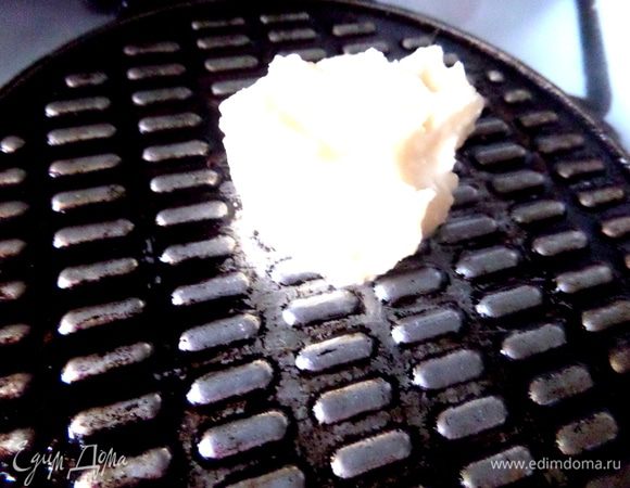 Разогреваем обе стороны вафельницы на газу, смазываем маслом при помощи силиконовой кисточки (тоже обе!) и кладём в центр раскалённой половинки ложку теста. Сразу же прижимаем, держим рукой плотно, потом отпускаем и жарим с двух сторон. Постоянно приоткрываем и проверяем, чтобы не подгорели!