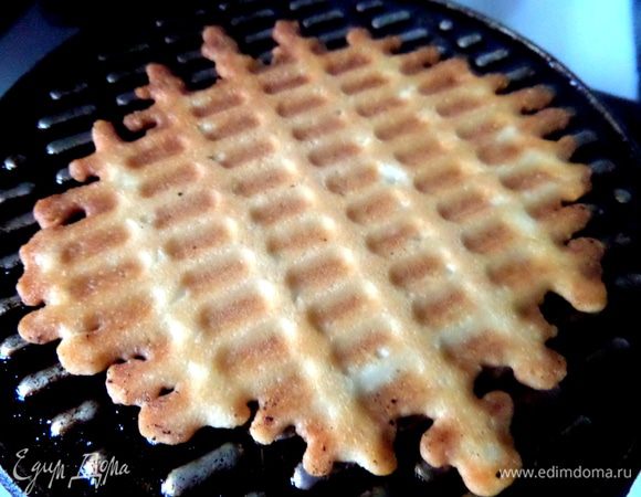 Можно положить и больше теста, чтобы заполнилась вся поверхность, но вот эти неровные краешки самые вкусные и хрустящие!