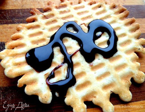 Выдавливаем шоколадный соус на поверхность горячей вафельки.