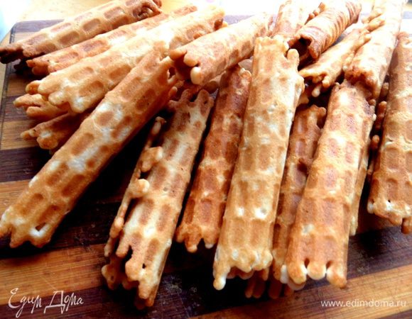 Получается 20 небольших вафелек (диаметр сковороды 14 см).