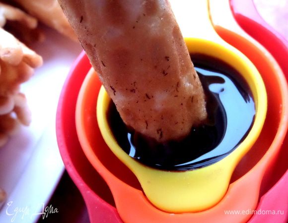 Можно не класть в центр соус, а макать в него готовую трубочку!